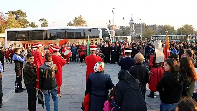 Çanakkale'ye giden öğrencilere mehterli uğurlama