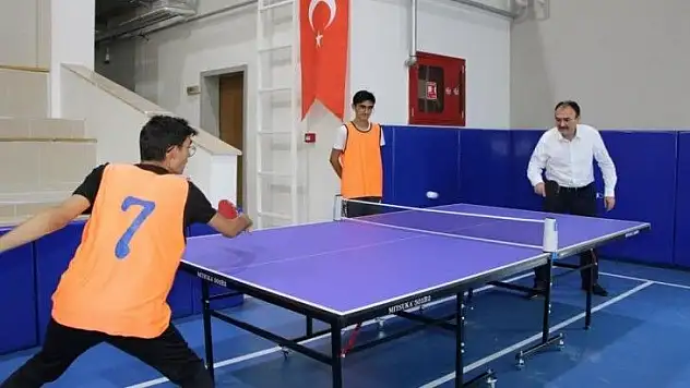 Müdür, masa tenisi oynadı