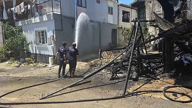 Kozan'da çardak alevlere teslim oldu