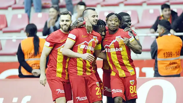 Carlos Mane gollerini sıralıyor