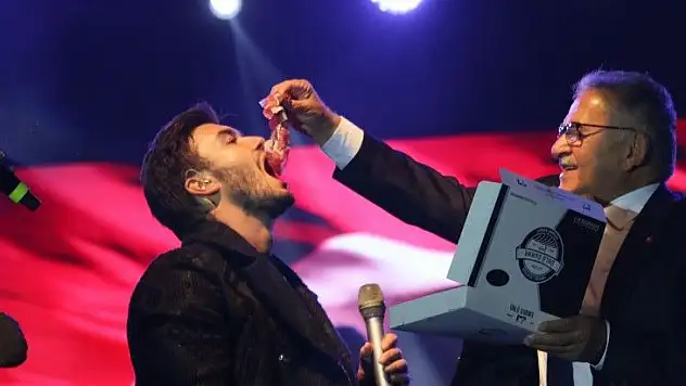 Ceceli konserde pastırma yedi