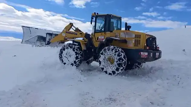 Cenaze aracı yolda kaldı