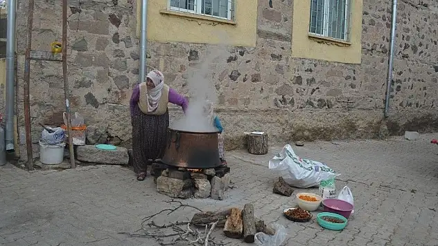 11 çeşit malzeme ile yaptıkları bir kazan aşureyi tüm köye dağıttılar

