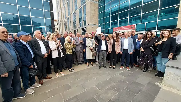 CHP'de yeni Başkan mazbatayı aldı, il binasına doğru gidiyor