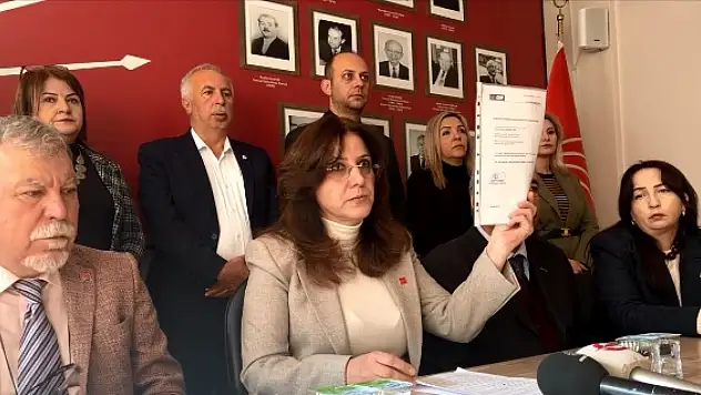 CHP İl Başkanı Özer belge ile konuştu