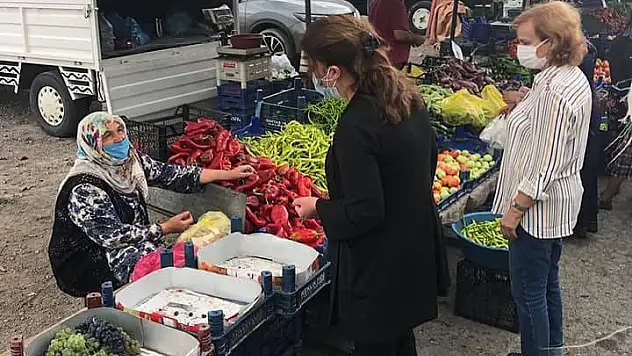 CHP İl Başkanı pazarda vatandaşı dinledi: Çöpten ekmek toplayan anneler, faturasını ödeyemeyenler…