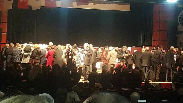 CHP İl Kongresi'nde &quotçarşaflı&quot gecikme!