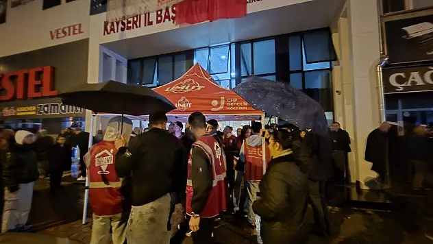 CHP'liler Kayseri'de il binasına akın etti. Gözbaşı: Bu kararı  tanımıyoruz