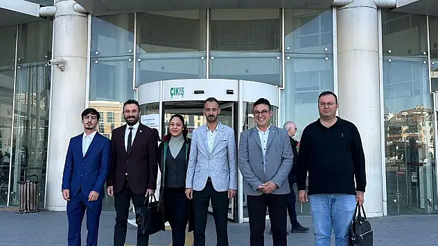 CHP'liler gözaltına alınan gençler için adliyede