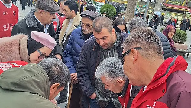 CHP'liler Kayseri Meydanı'nda vatandaşa böyle seslendi: Katlanmak zorunda değilsiniz