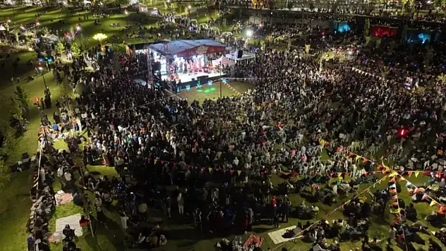 Binlerce kişi akın etti! Çiçek gibi festival