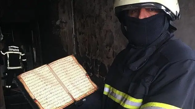 Ev küle döndü, Kur'an-ı Kerim'in sayfalarına hiçbir şey olmadı!