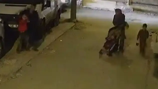 Çocuğun kafasını arabaya vurup yere fırlatan şahıs yoluna devam etti!