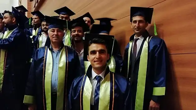 2 Çocuk Babası Fakülteyi Birincilikle Bitirdi
