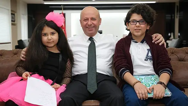 Çocuk şairler Çolakbayrakdar'ın makamında