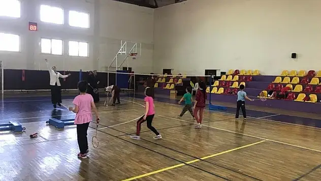 Çocuklar Anneleri İle Spor Yapıyor