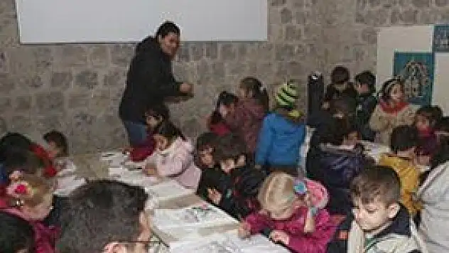 ÇOCUKLAR ATALARINI TANIYOR
