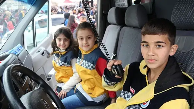 Çocuklar 23 Nisan'da babalarının koltuğuna oturdu
