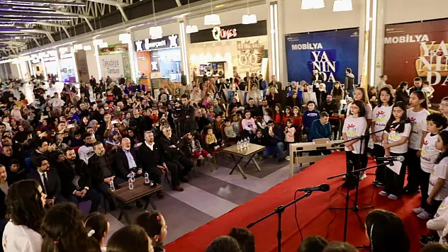 Çocuklar sahnede