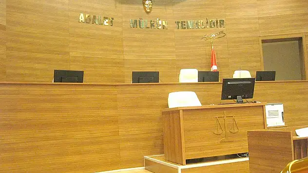 Çocukları dövüp, kuyuya atan kadın hakim karşısında