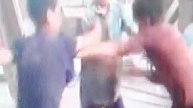 ÇOCUKLARI DÖVÜŞTÜRÜP KAHKAHALARLA GÜLDÜLER 