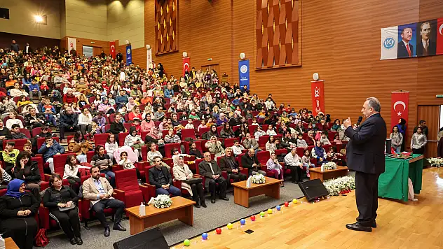 Çocukların eğlencesine ortak oldu