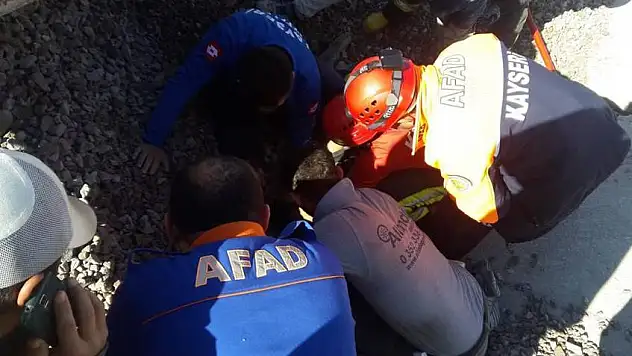 Çöken çatının altında kalan işçi kurtarıldı