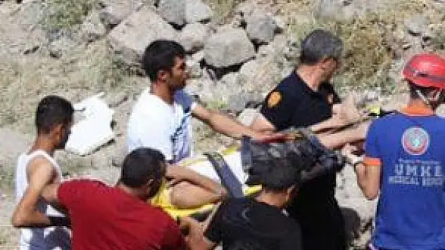 ÇÖKEN DUVARIN ALTINDA KALDI