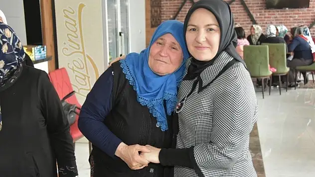 Çolakbayrakdar çifti, Kocasinan' in Çınar'larını kafe Sinan'da ağırladı