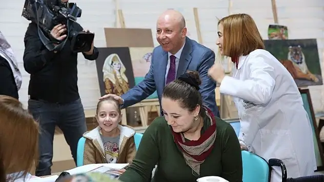 Çolakbayrakdar çiftinden kadınlara büyük jest