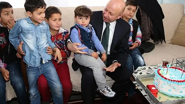 Çolakbayrakdar çocukların davetini geri çevirmedi