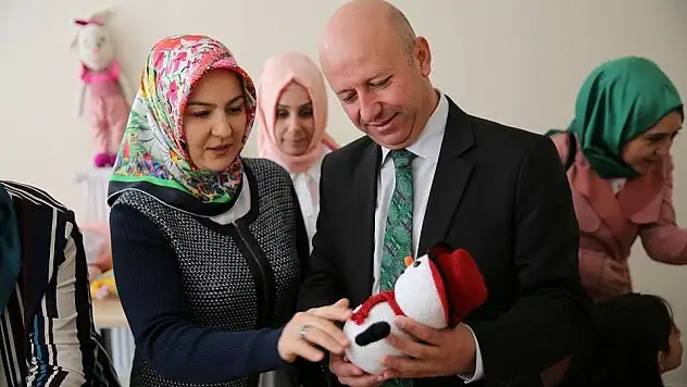 Çolakbayrakdar çifti, el emeği göz nuru ürünleri inceledi