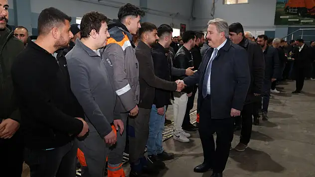 Çolakbayrakdar personelle bayramlaştı