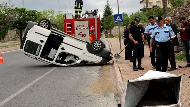 Çöp konteynerine çarpan otomobil takla attı: 2 yaralı