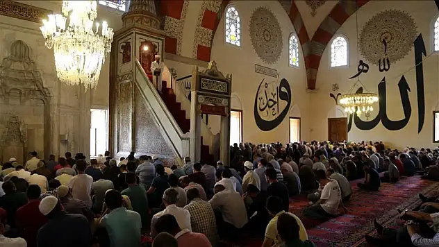 Cuma hutbesi: Alın teri mukaddestir