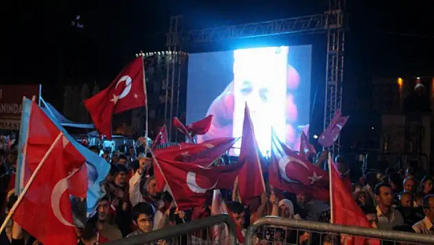 Abdullah Gül hemşehrileri ile canlı demokrasi nöbetinde
