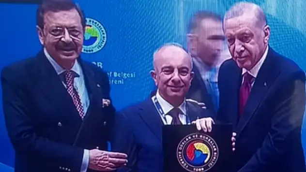Cumhurbaşkanı Erdoğan, Kayserili Başkana plaket verdi!
