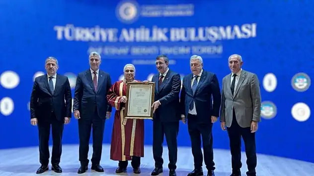 Cumhurbaşkanı Yardımcısı Yılmaz Kayserili isme bakın ne verdi?