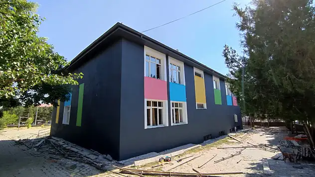 Cumhuriyet İlkokulu baştan aşağıya yenilendi