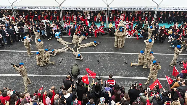 Cumhuriyet Meydanı'nda 29 Ekim kutlamalarına damga vuran gösteri!