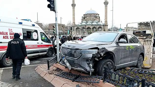 Cumhuriyet Meydanı'nda araç yayaların arasına daldı!