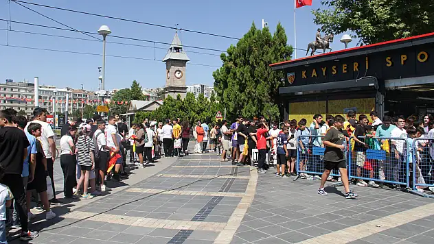 Cumhuriyet Meydanı'nda Kayserispor coşkusu: Taraftar kuyruğa girdi