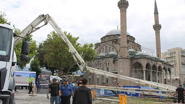 Cumhuriyet Meydanı'nda korku dolu anlar! 5 kişi yaralandı