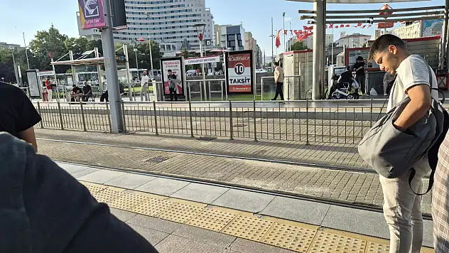 Cumhuriyet Meydanı tramvay durağında yeni sistem: Karşıya geçiş yok!