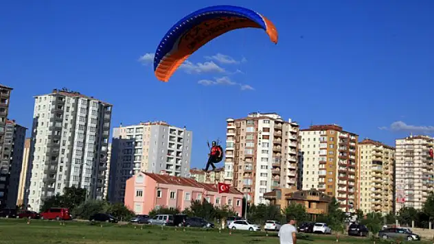 Darbeye gökyüzünde bayraklı tepki