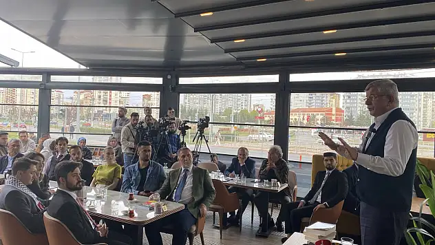 Davutoğlu'dan Erciyes Üniversitesine gönderme: Salonların yasaklanması, girişlerin engellenmesi, baskılar bizi engelleyemez!