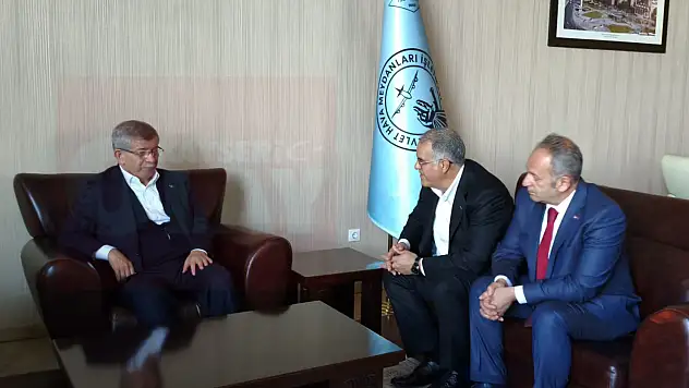 Davutoğlu Kayseri'ye indi! Bakın kimler karşıladı?