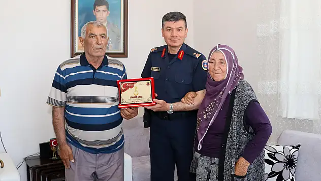 Dedebağı, şehit ailesine bayram ziyareti yaptı