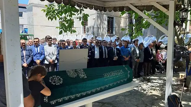 Dedeman son yolculuğuna uğurlandı! Gül ve Yıldız da cenazeye katıldı
