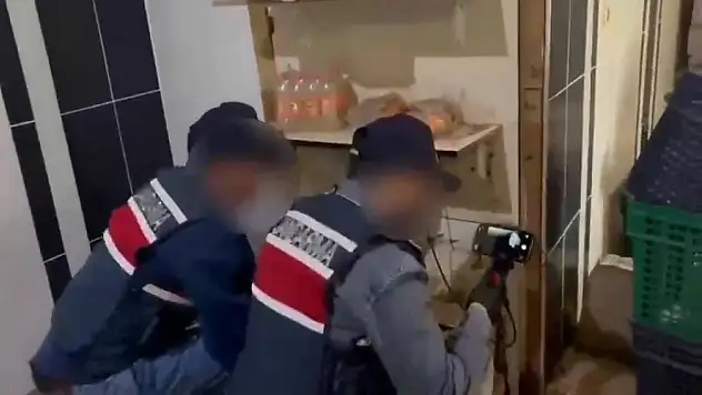 Raf arkasındaki gizli bölmede 558 litre ele geçirildi